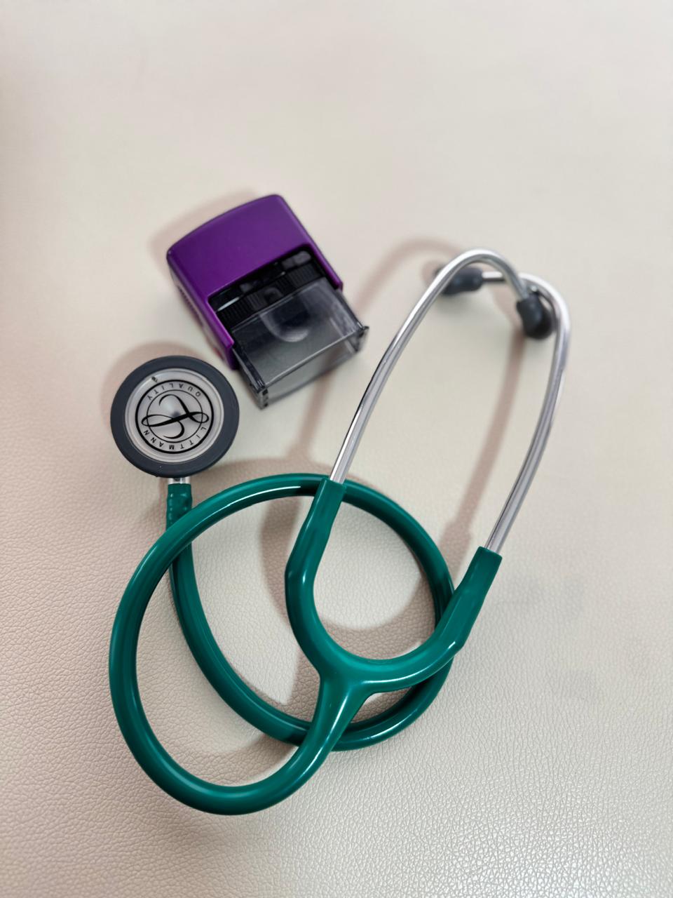 Estetoscopio y sello médico